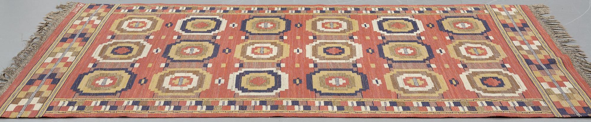 Märta Måås-Fjetterström, matta, "Röda åttan", rölakan, ca 255-257 x 149-150,5 cm, signerad AB MMF.