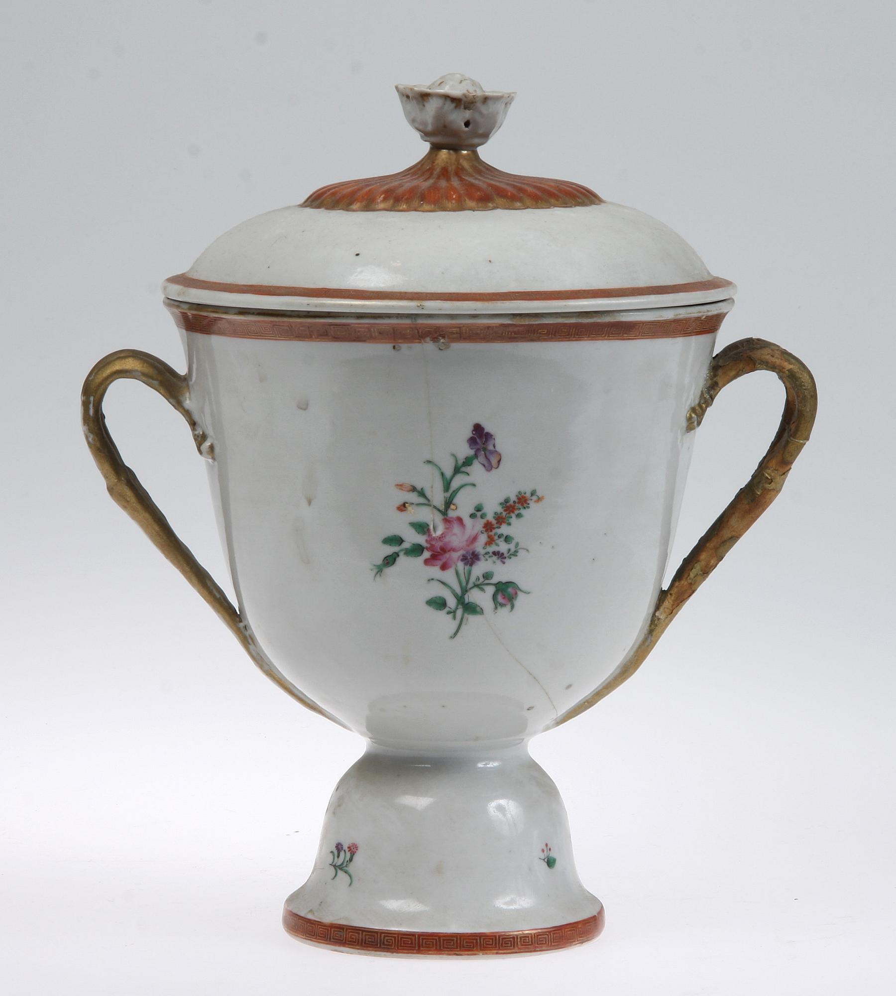 TERRIN samt LOCKPOKAL, porslin, Kina, 1700/1800-tal.