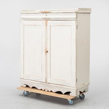 A cabinet, 19th century.