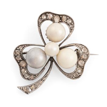 513. An antique shamrock pearl brooch.