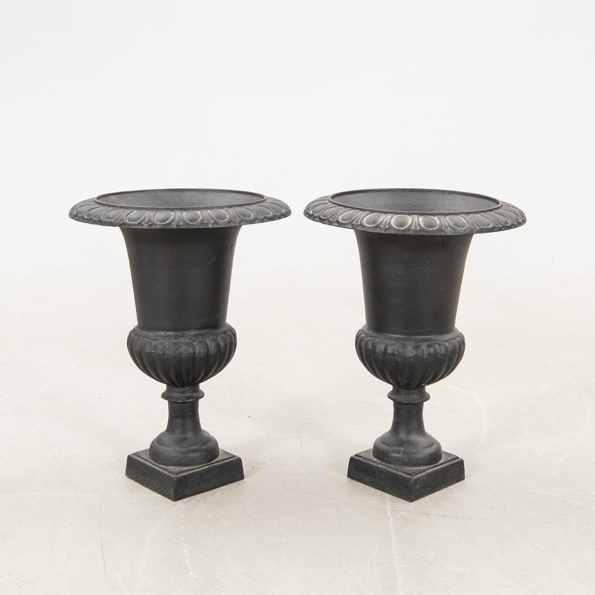 Garden urns, a pair of 20th century cast iron.