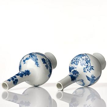 A set of two blue and white vases, Qing dynasty, 19th Century.