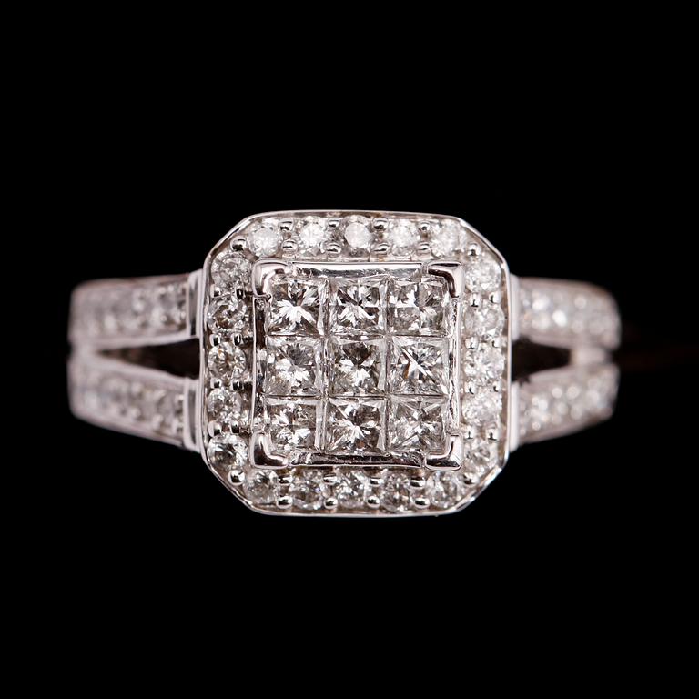 RING, 14 k vitguld, med briljant och princesslipade diamanter tot ca 1.00 ct.