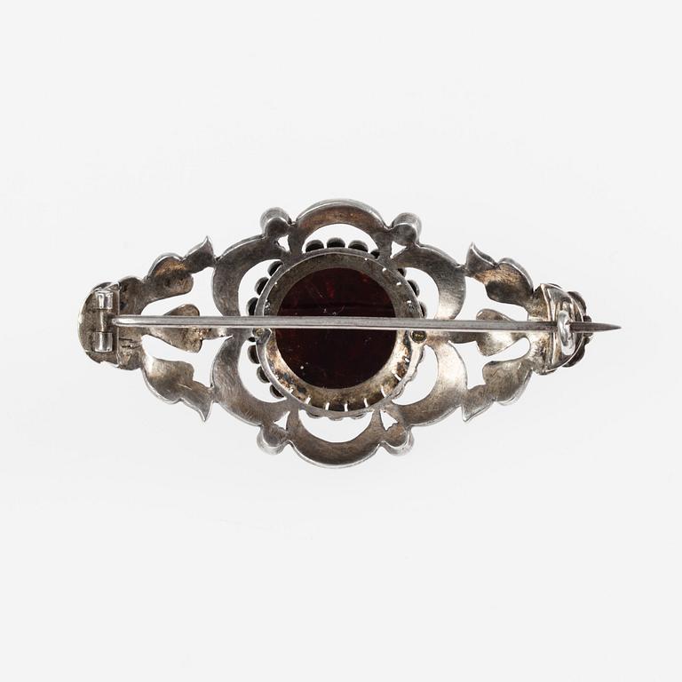 BROSCH, silver, granat, pärlor, glas. 1900-talets början.