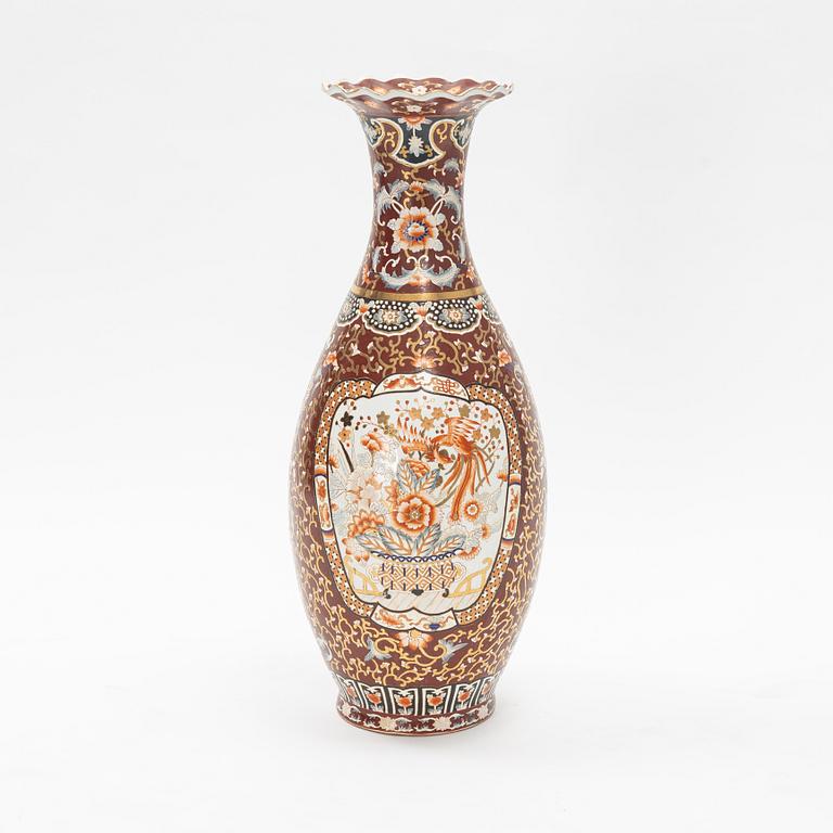 A porcelain urn, Japan, 20th century.