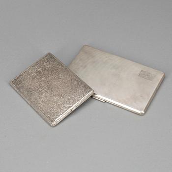 CIGARETTETUIER, 2 st, silver, bl.a. England, 1900-tal. Vikt ca 364 gram.