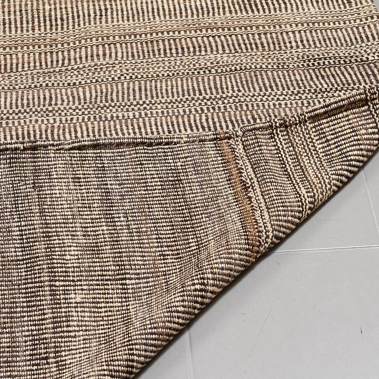 MATTA, slätväv, persisk, 396 x 306 cm.