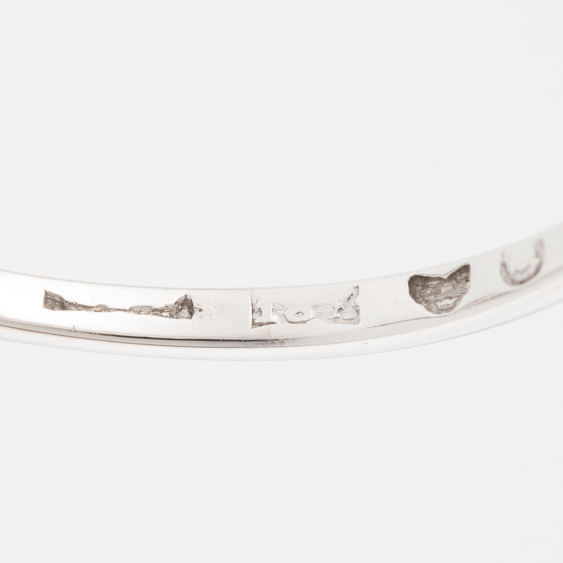 Ring 18K vitguld med morganit och briljantslipade diamanter.