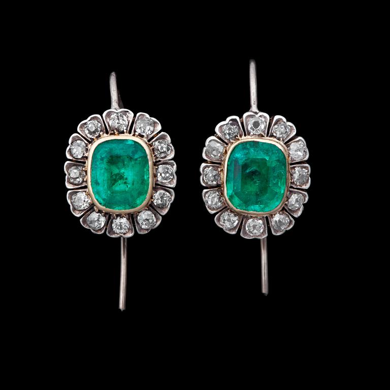 ÖRHÄNGEN, smaragder ca 2 ct. med gammalslipade diamanter tot. ca 0.70 ct.