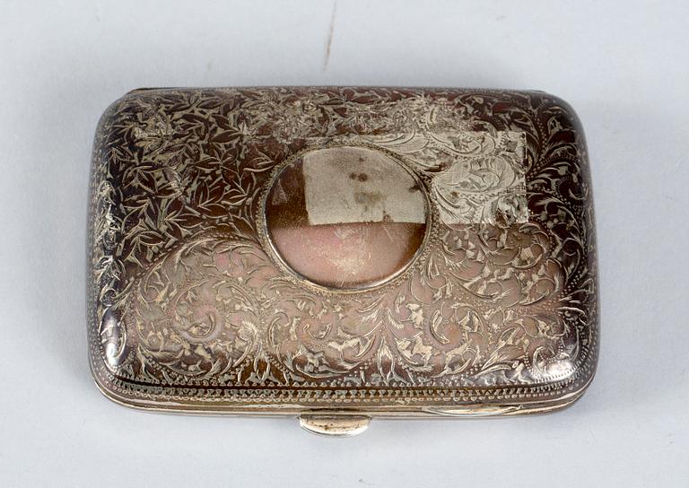 CIGARETTETUI, silver, Chester, England 1899-1900. Vikt ca 84 g.