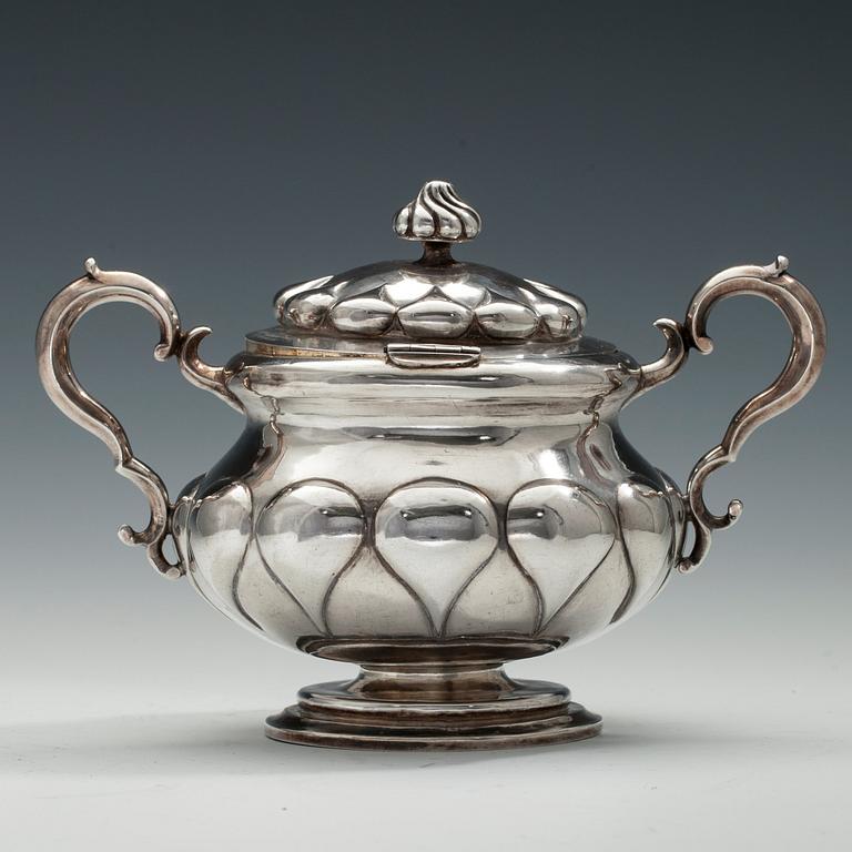 A SUGAR BOWL, 84 silver. Marked вл. Assay master Viktor Savinsky Moscow 1863. Height 13,5 cm. Weight 368,8 g.