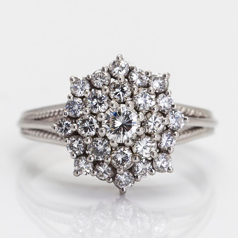Ring, carmosémodell, platina och diamanter totalt ca 0.89 ct.