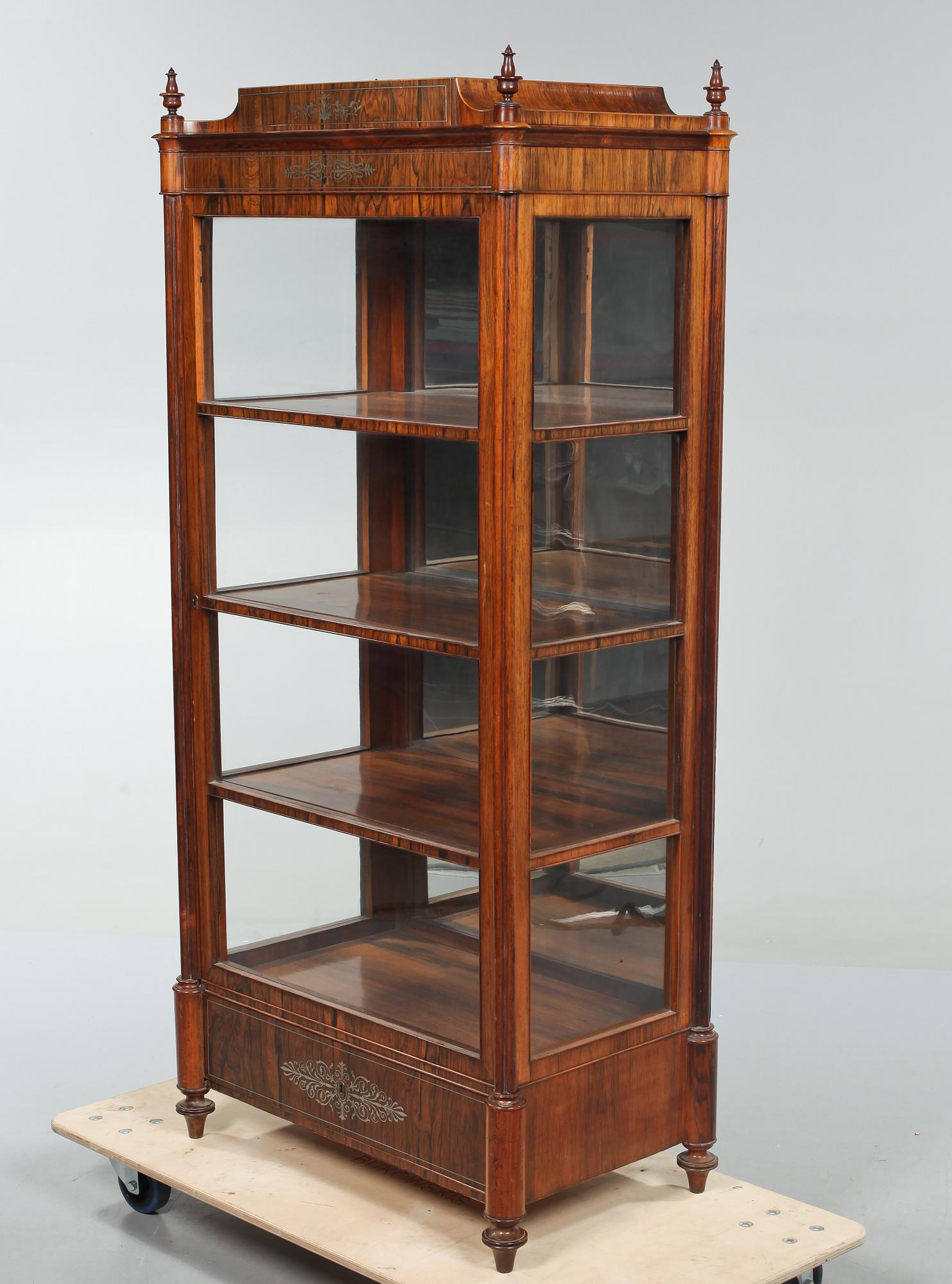 VITRINSKÅP, omkring sekelskiftet 1900.