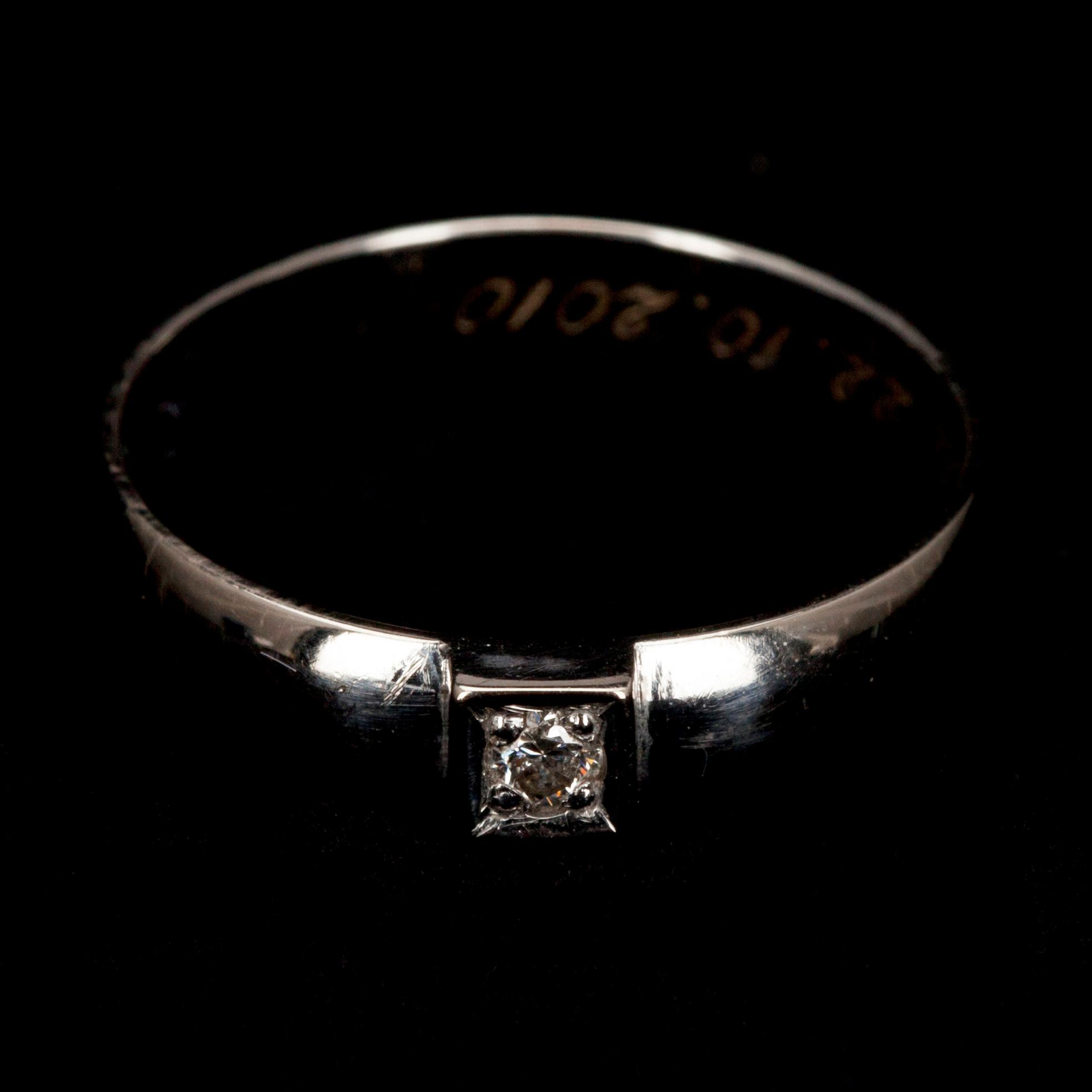 RING, vitguld 14K, briljantslipad diamant 0,05 ct. Vikt 3,0 g.