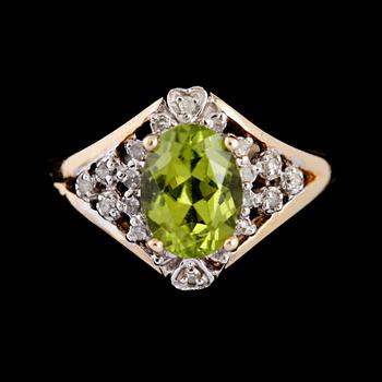 RING, 14K guld med ovalslipad peridot samt fasettslipade diamanter ca 0.50 ct. Vikt 2,8 g.