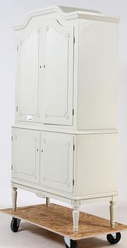 SALSSKÅP, gustaviansk stil, 1900-tal.