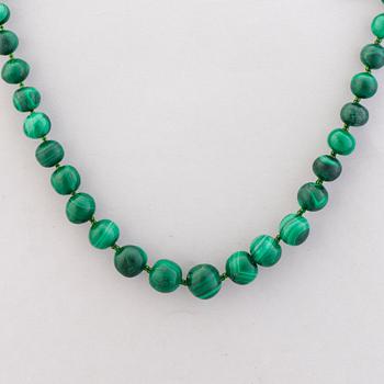 A MALACHITE NECKLACE.