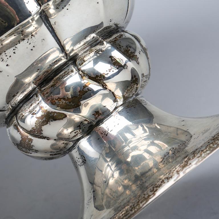 ERIC KALB, skål på fot, silver, Halmstad 1925, svenska importstämplar. Vikt c:a 790 g.