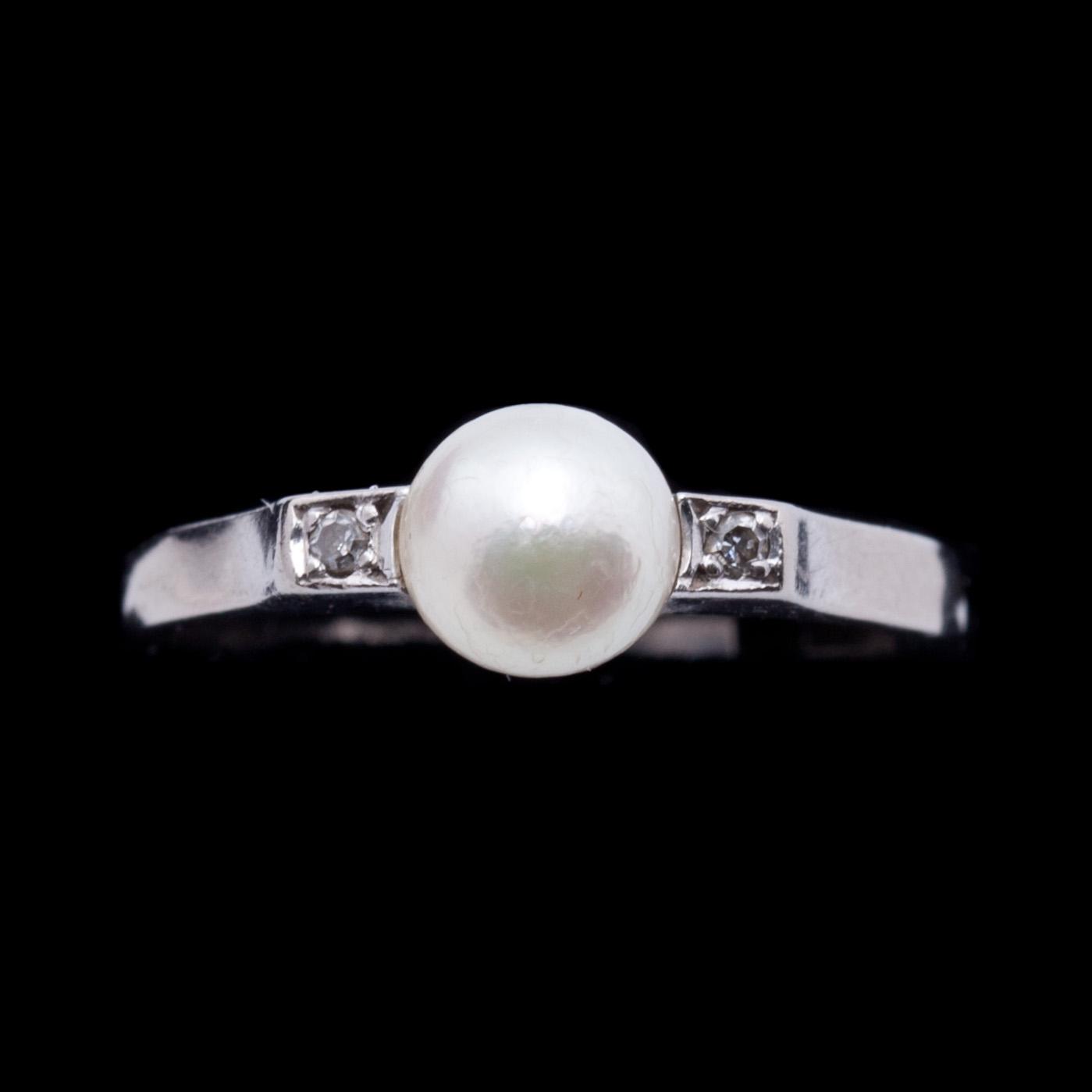 RING, 18k vitguld med pärla samt två små diamanter. Örns Juvelatelje, Göteborg. Vikt ca 2 g.