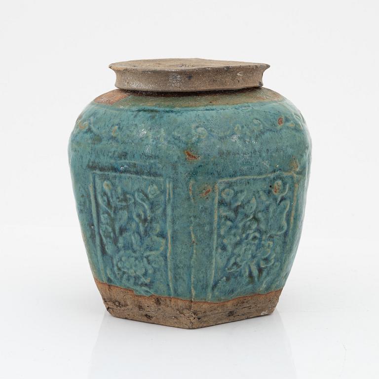 A tea caddy, a jar and a serving dish, Qing dynasty, 18th/19th Century.