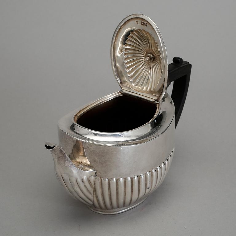 TEKANNA, silver, brittiska stämplar, 18/1900-tal. Total vikt 428 g.