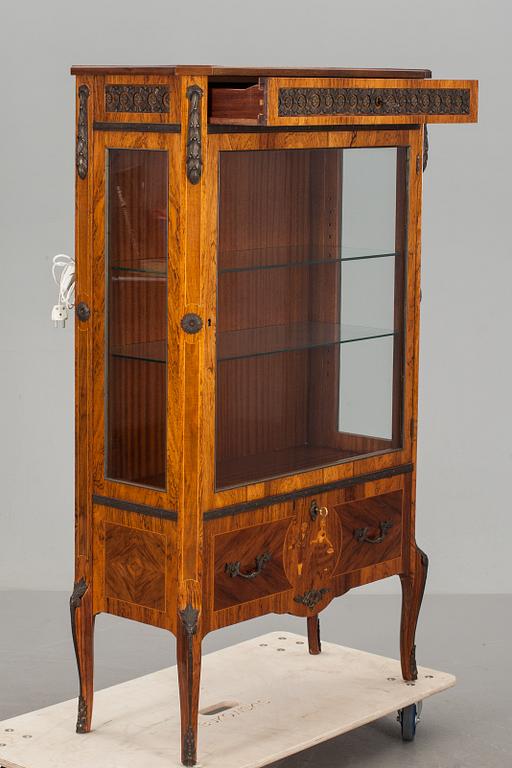 VITRINSKÅP, gustaviansk stil, 1900-tal.