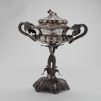 SOCKERSKÅL PÅ FOT, silver, Gustaf Möllenborg Feron, Stockholm, omkring 1800-talets mitt, otydliga stämplar. Vikt ca 1056.