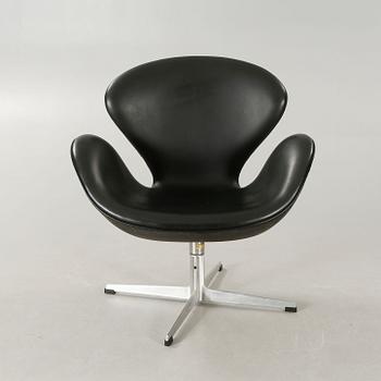 ARNE JACOBSEN, fåtölj, "Svanen", Fritz Hansen, Danmark, 1960-tal.