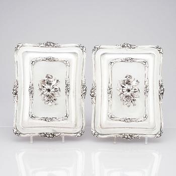 A pair of English 19th century silver dishes and cover, mark of William Ker Reid, London 1848.