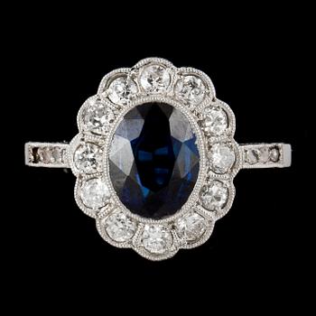 RING, 18k vitguld med mörkt blå safir samt fasettslipade diamanter, tot ca 0,45 ct. Vikt ca 2,5 g.