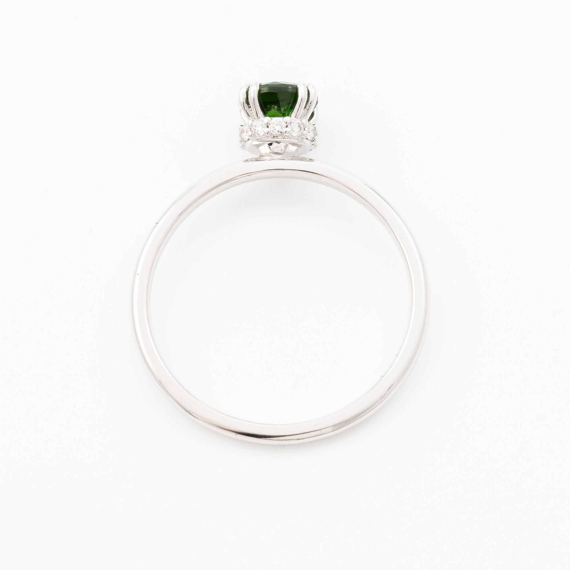 Ring 14K white gold with chrome diopside and brilliant-cut diamonds.