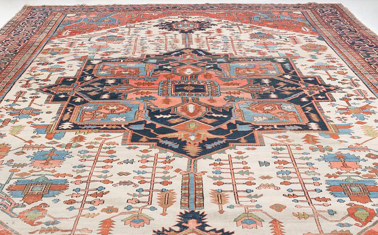 An antique Heriz Serapi carpet, ca 616 x 407 cm.