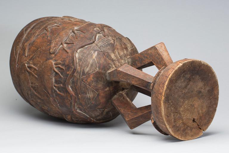 KÄRL på fot, utskuret trä. Afrika, 1900-talets andra hälft.