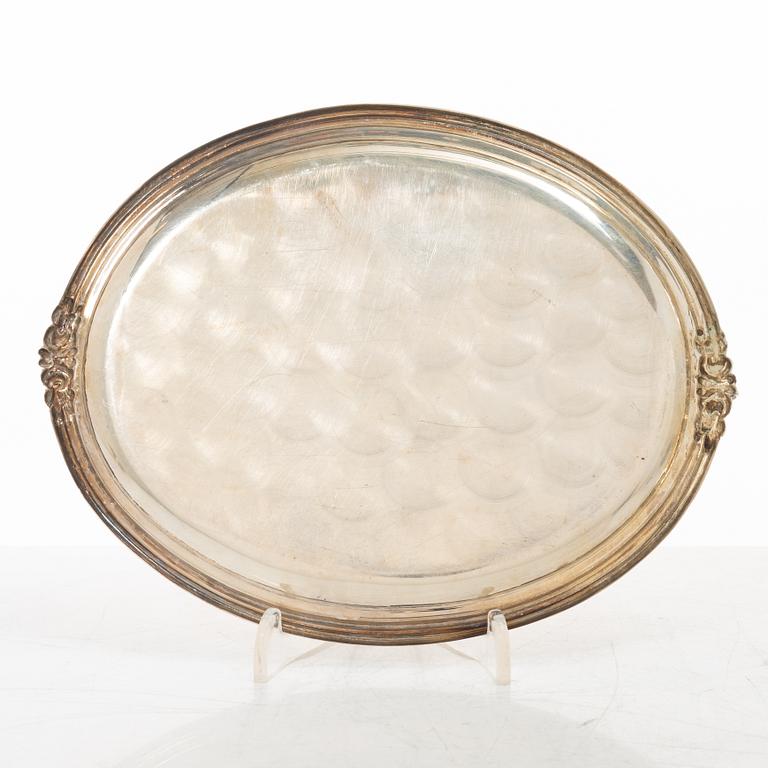 Bricka, gräddkanna, sockerskål samt sockertång, silver, rokokostil, 1900-tal.