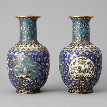 456. VASER, ett par, cloisonné. Sen Qing dynasti, sent 1800-tal.