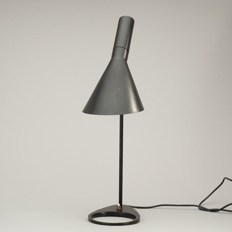 ARNE JACOBSEN, bordslampa, "AJ", Louis Poulsen, Danmark, 1960-tal.