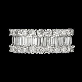 A step- and brilliant-cut diamond ring, tot 2.66 cts.
