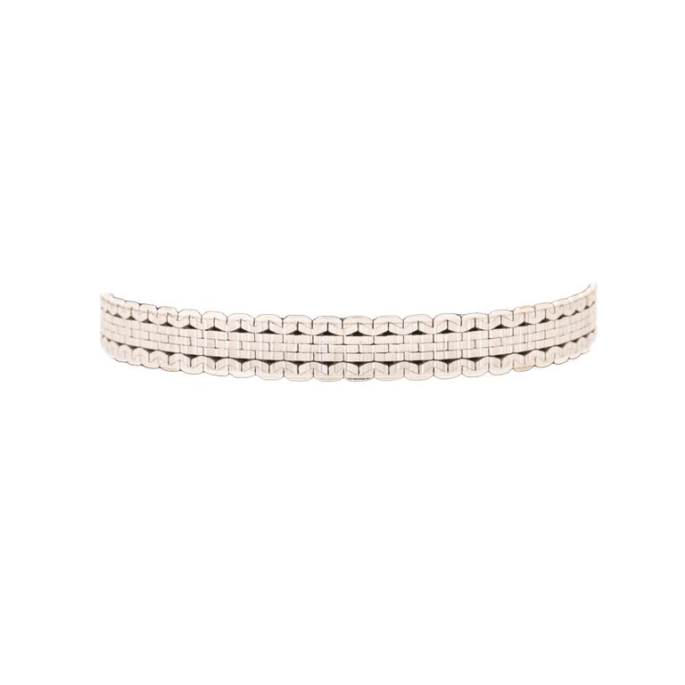 An 18K white gold bracelet.