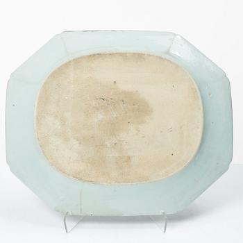 Stekfat samt tre tallrikar, kompaniporslin, Kina, Qingdynastin, 1700-tal.