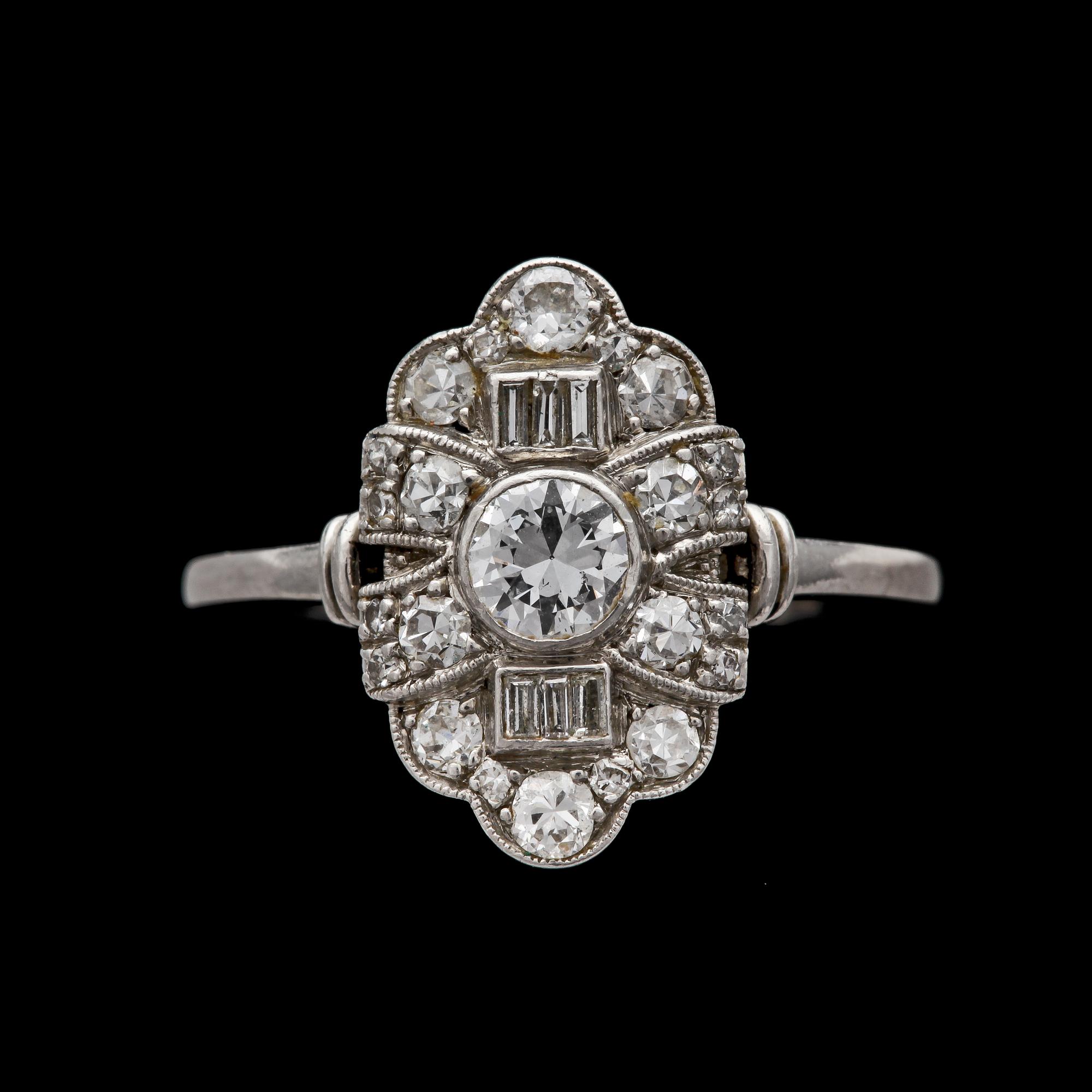 RING, platina med diamater, tot ca 0.65 ct, 1930-tal.