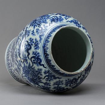 A large blue and white jar, Qing dynasty, Kangxi (1662-1722).