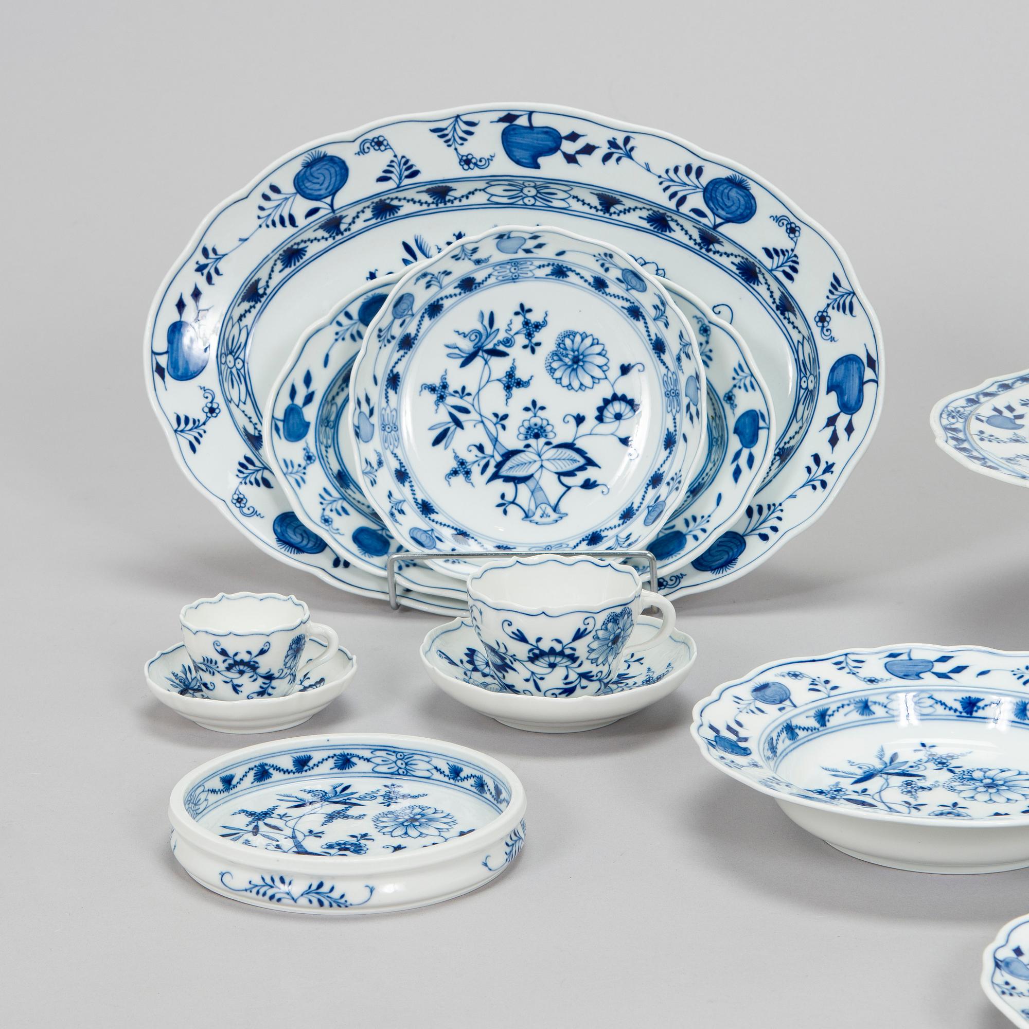 Meissen, ruoka- kahvi ja teeastiasto, n. 115 osaa, "Zwiebelmuster/Sipulikuvio", posliinia, 1900-luku.