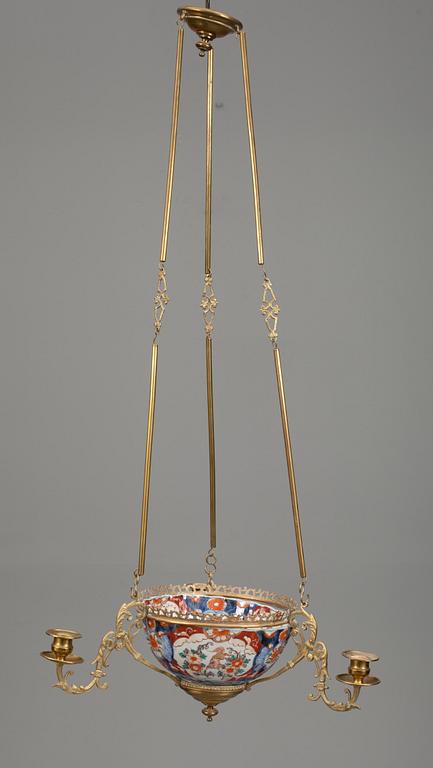 AMPEL, brons, mässing och imariporslin, 1800-talets senare hälft. H 89.