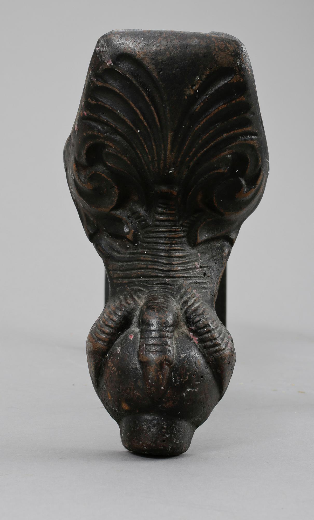 BADKARSFÖTTER / ELDHUNDAR, järn, 1900-talets första hälft.