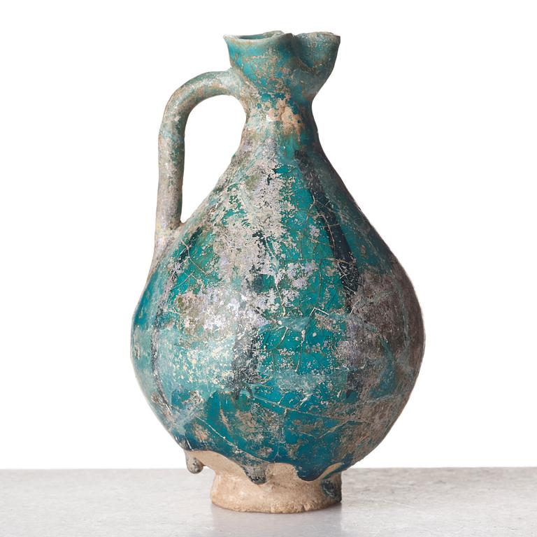 A EWER, pottery, Persia 13th century, probably 
Kashan, height ca 17,5 cm.