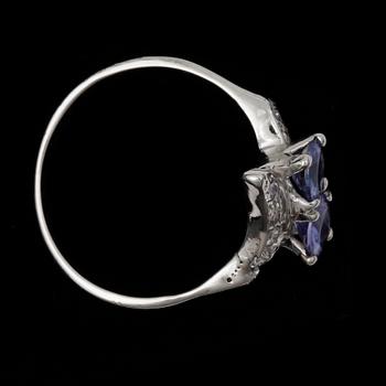 RING, 14k vitguld med två safirer tot ca1,00ct och diamanter. 2000-tal. Vikt 2,4g.