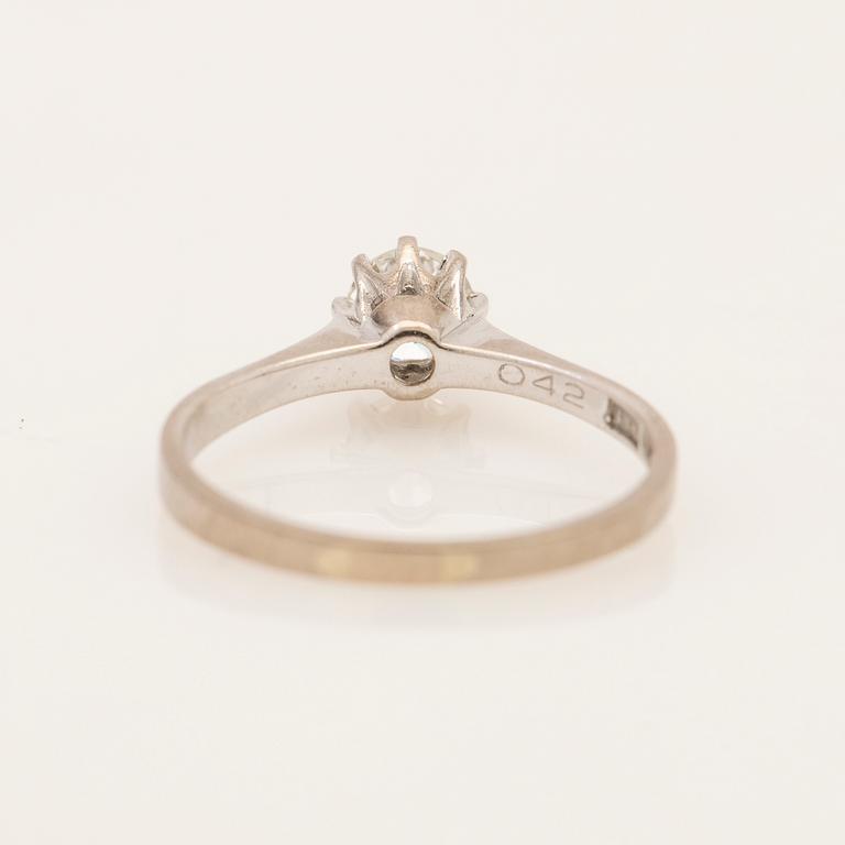 Ring, 18K vitguld med briljantslipad diamant.