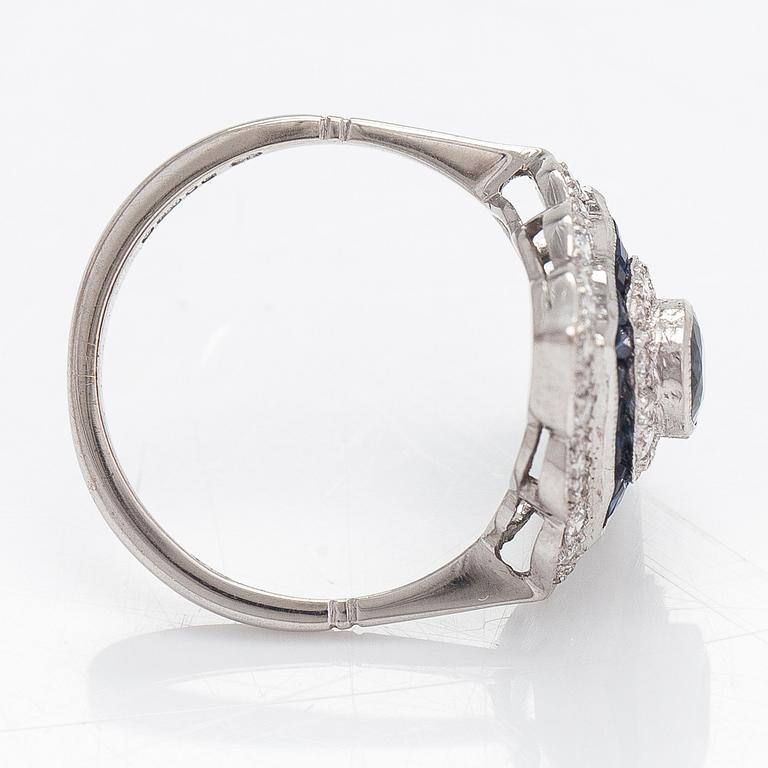 Ring, 18K vitguld, diamanter ca 0.60 ct totalt och safirer.