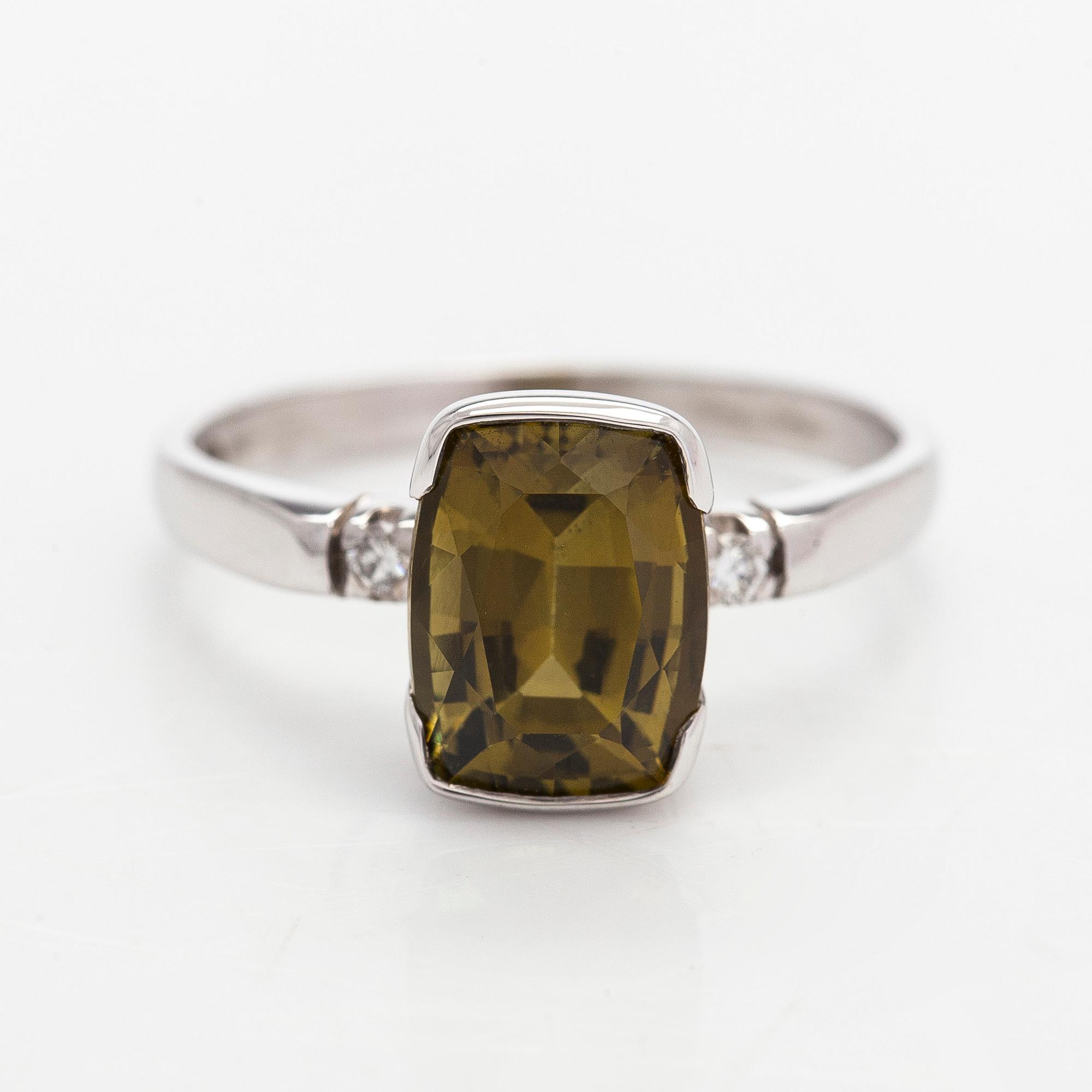 Sormus, 14K valkokultaa, fasettihiottu krysoberylli ja timantteja.