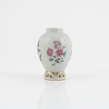 A Chinese famille rose teacaddy, Qing dynasty, Qianlong (1736-95).